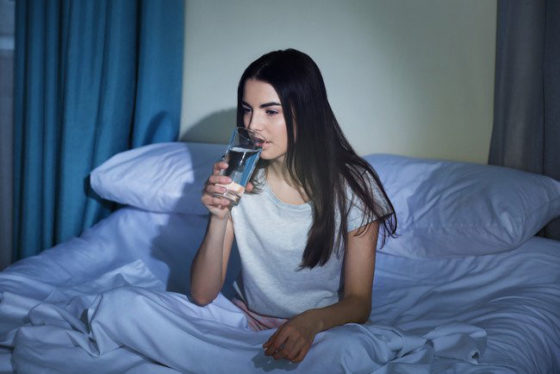 Image result for uống nước trước khi ngủ có tốt không